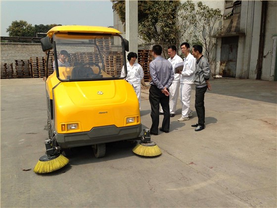 掃地車廠家解密夏季使用保養注意事項