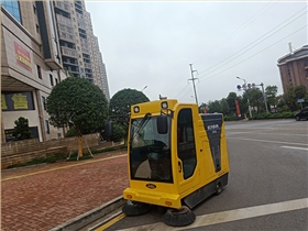 夏季炎熱干旱的新疆地區(qū)用何種電動(dòng)掃地車