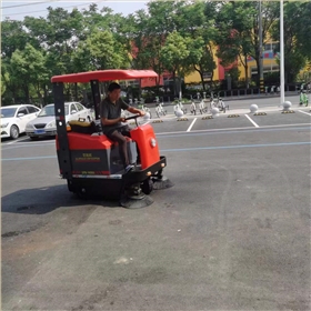 使用小型駕駛電動掃地車是環保經濟的選擇