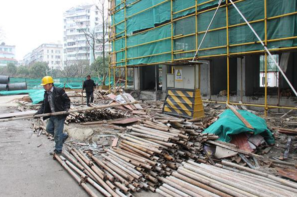 電動掃地車有效解決建筑工地施工揚塵難題