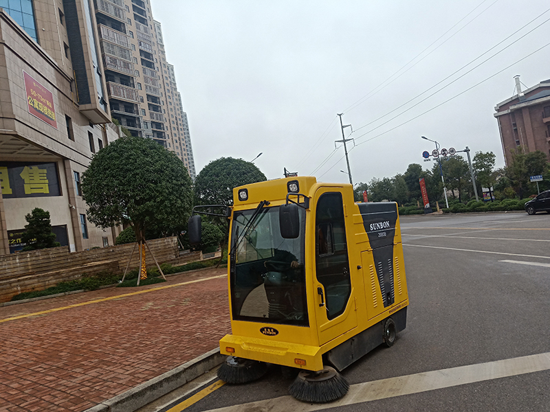 夏季炎熱干旱的新疆地區(qū)用何種電動掃地車