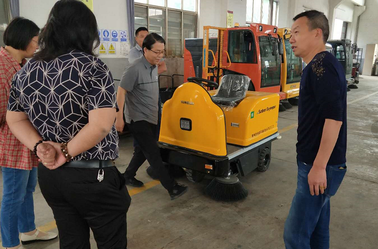 掃地車廠家歡迎各大企業們來廠考察試機