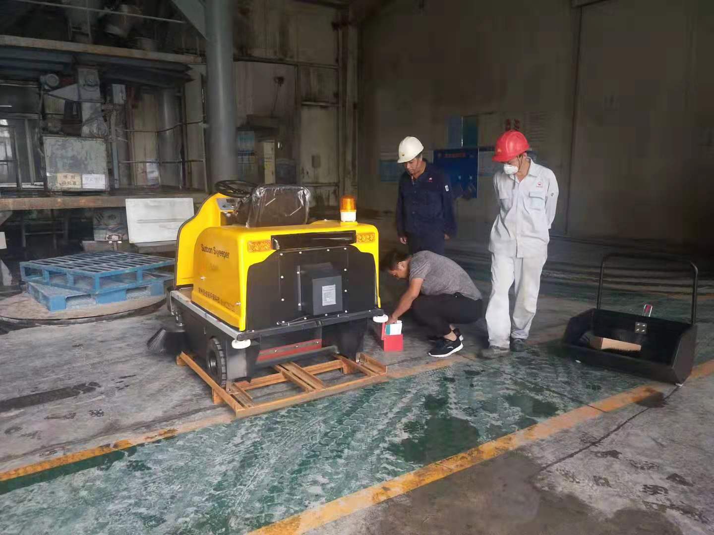 機械工廠清潔難那是您還沒用上小型車間掃地機