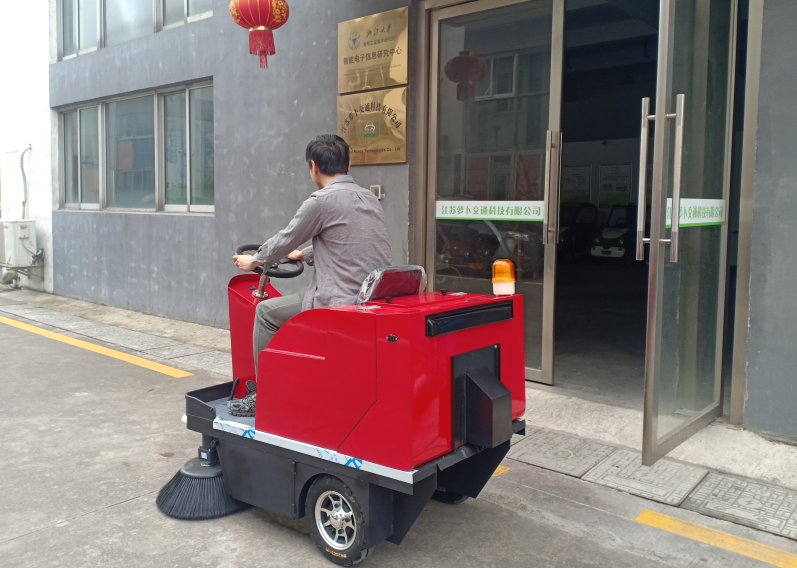 小型電動掃地車走進浙江大學工業(yè)技術(shù)研究院