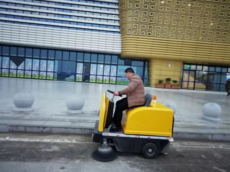 2000A型駕駛式電動掃地車在某機械廠應用