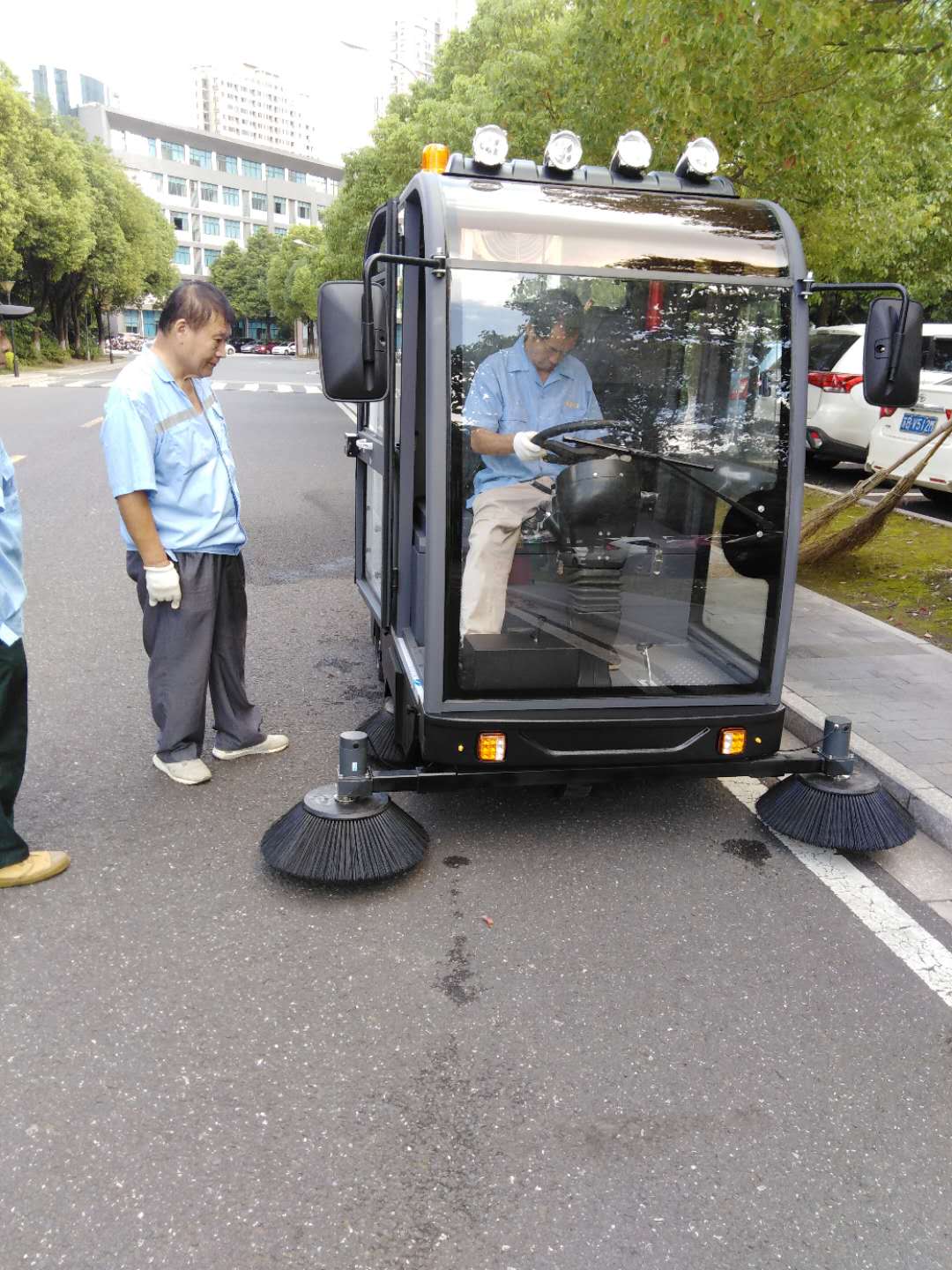 2000AW電動掃地機進駐無錫某高職