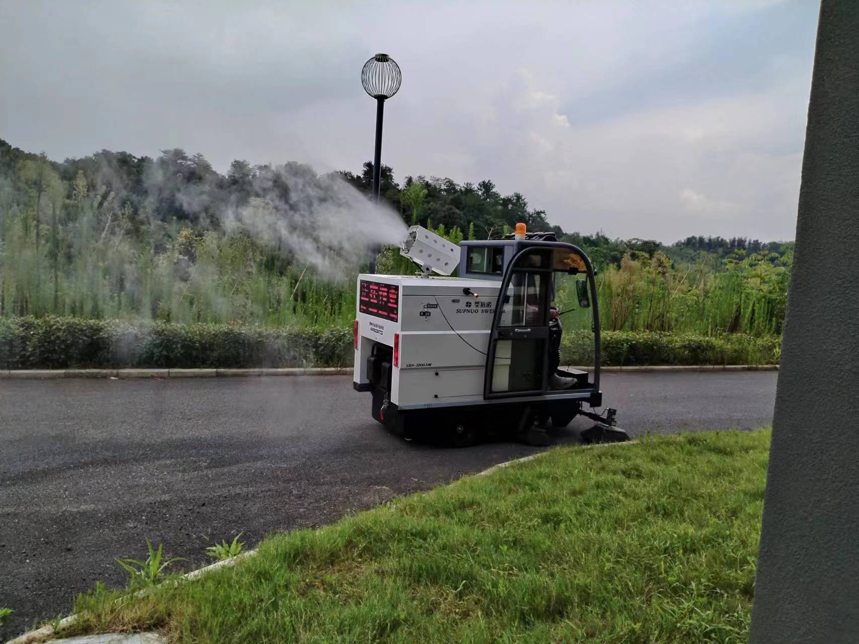 清潔利器—廠區駕駛式霧炮電動掃地車！