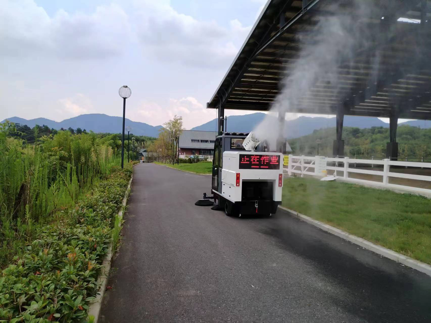 小型清掃車作為公共區域必不可少的清掃設備