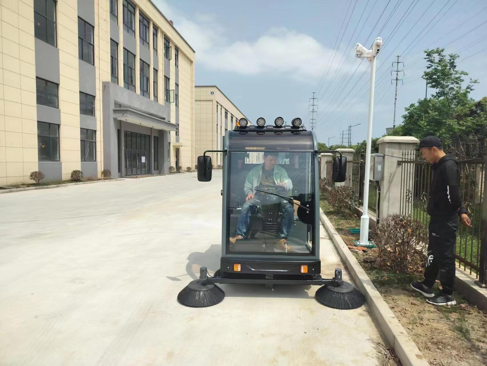 駕駛室電動掃地機：提高社區清潔度的利器